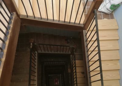 revestimiento de escalera en madera maciza